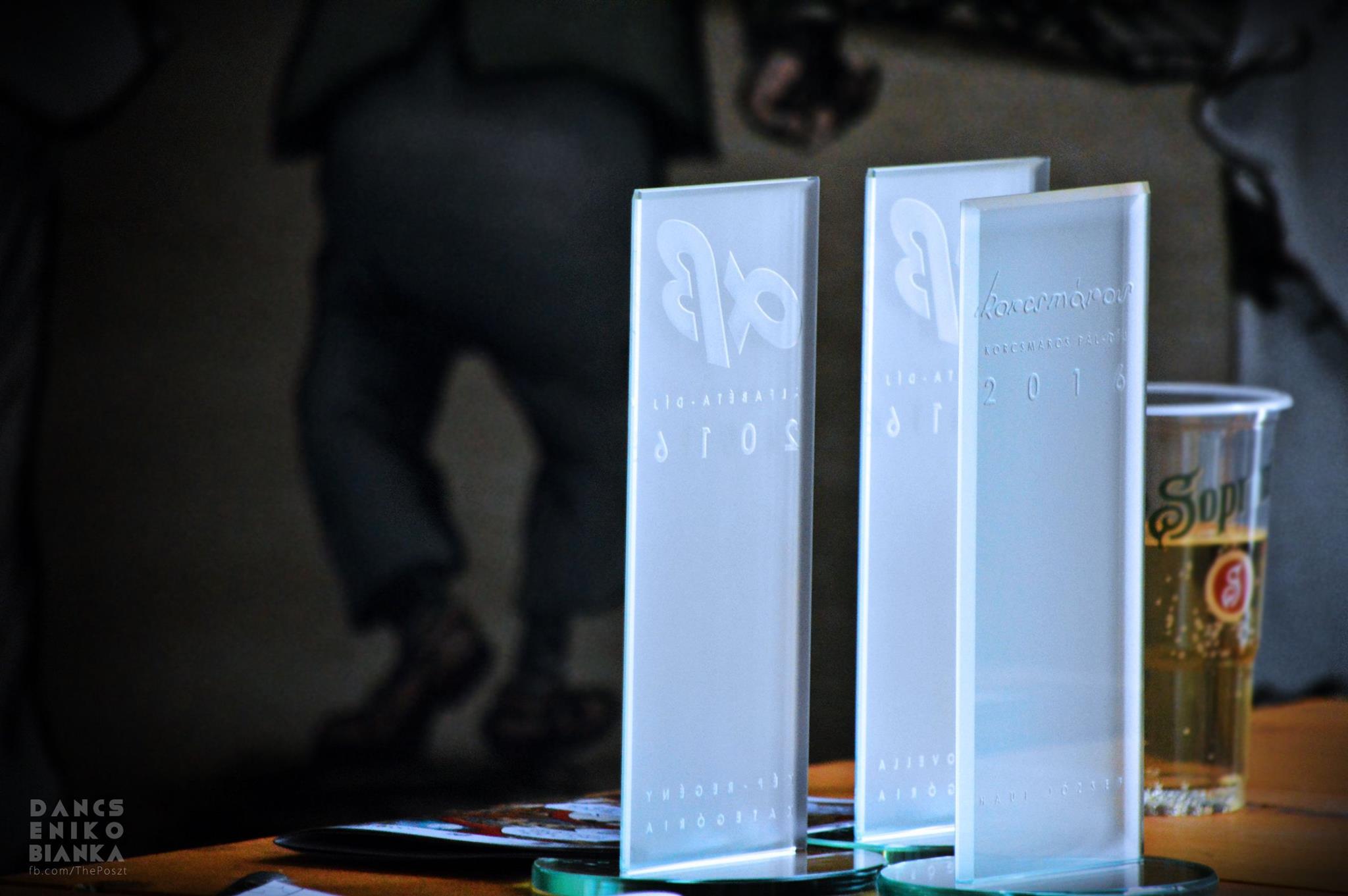 alfabéta-díj szobor